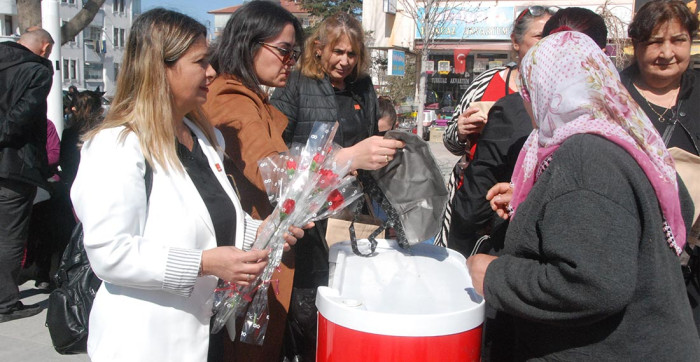 Akşehir CHP Kadınlara Çiçek Dağıttı