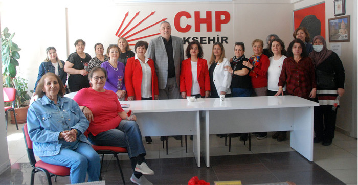 Akşehir CHP Kadınlara Çiçek Dağıttı