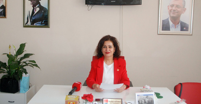 Akşehir CHP Kadınlara Çiçek Dağıttı