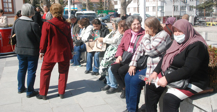 Akşehir CHP Kadınlara Çiçek Dağıttı