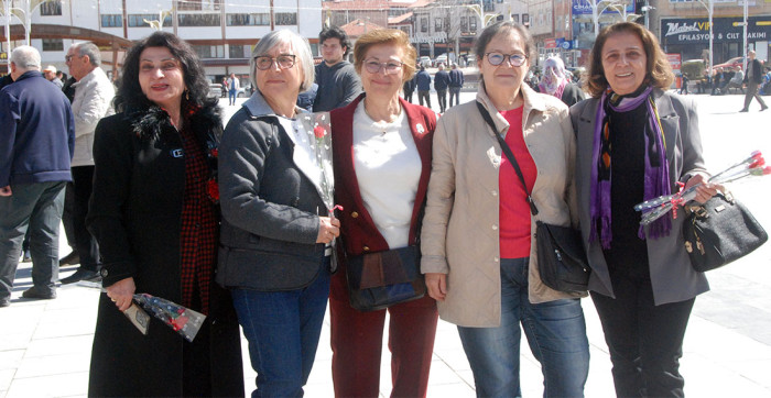 Akşehir CHP Kadınlara Çiçek Dağıttı