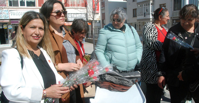 Akşehir CHP Kadınlara Çiçek Dağıttı