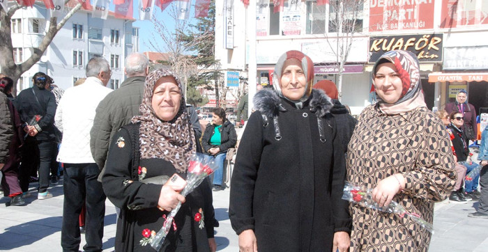 Akşehir CHP Kadınlara Çiçek Dağıttı