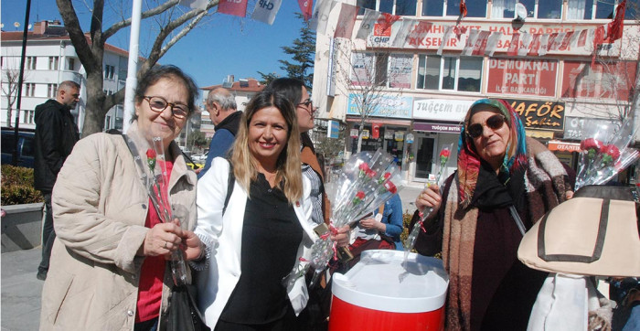 Akşehir CHP Kadınlara Çiçek Dağıttı