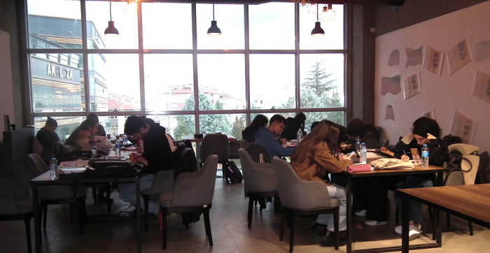 Akşehirli Gençler Dönemeç Kitap Kafe'yi Çok Seviyor