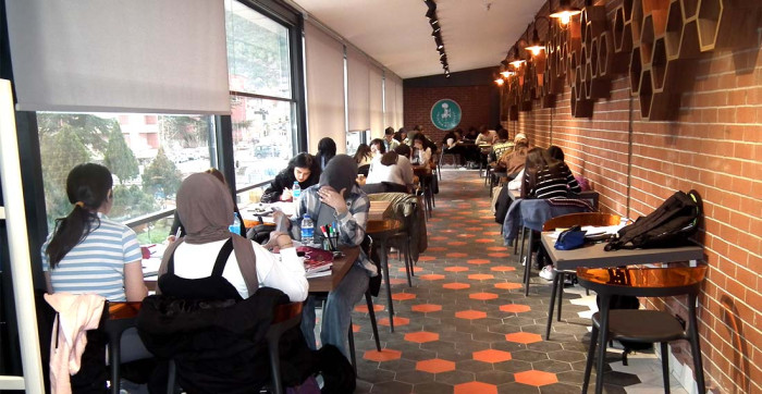 Akşehirli Gençler Dönemeç Kitap Kafe'yi Çok Seviyor