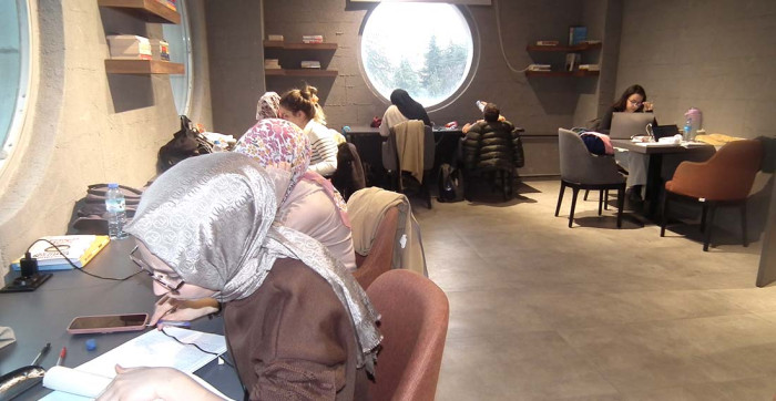 Akşehirli Gençler Dönemeç Kitap Kafe'yi Çok Seviyor