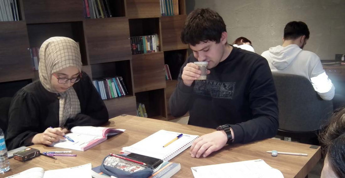 Akşehirli Gençler Dönemeç Kitap Kafe'yi Çok Seviyor