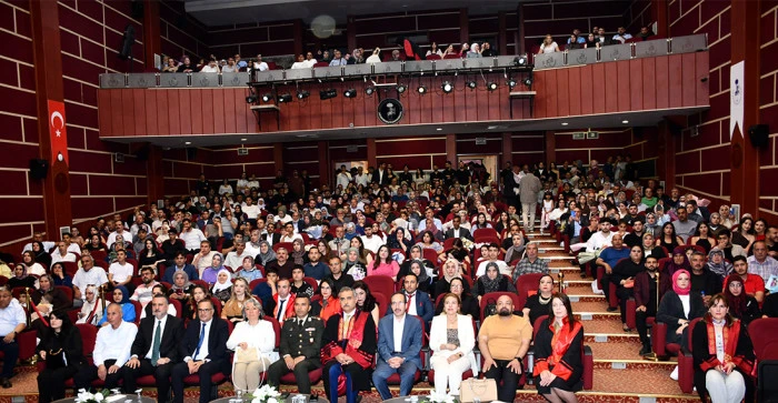 AKŞEHİR KADİR YALLAG&Ouml;Z SAĞLIK Y&Uuml;KSEKOKULU&rsquo;NDA MEZUNİYET SEVİNCİ