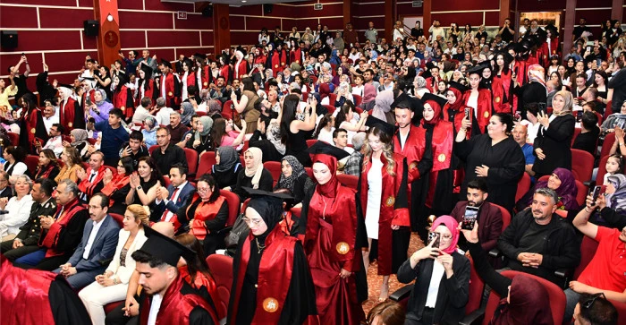 AKŞEHİR KADİR YALLAG&Ouml;Z SAĞLIK Y&Uuml;KSEKOKULU&rsquo;NDA MEZUNİYET SEVİNCİ