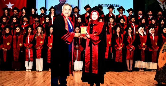 AKŞEHİR KADİR YALLAG&Ouml;Z SAĞLIK Y&Uuml;KSEKOKULU&rsquo;NDA MEZUNİYET SEVİNCİ