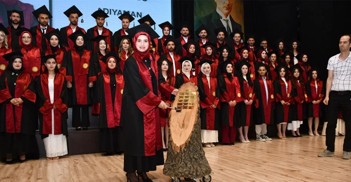 AKŞEHİR KADİR YALLAG&Ouml;Z SAĞLIK Y&Uuml;KSEKOKULU&rsquo;NDA MEZUNİYET SEVİNCİ