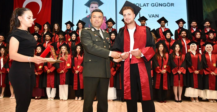 AKŞEHİR KADİR YALLAG&Ouml;Z SAĞLIK Y&Uuml;KSEKOKULU&rsquo;NDA MEZUNİYET SEVİNCİ