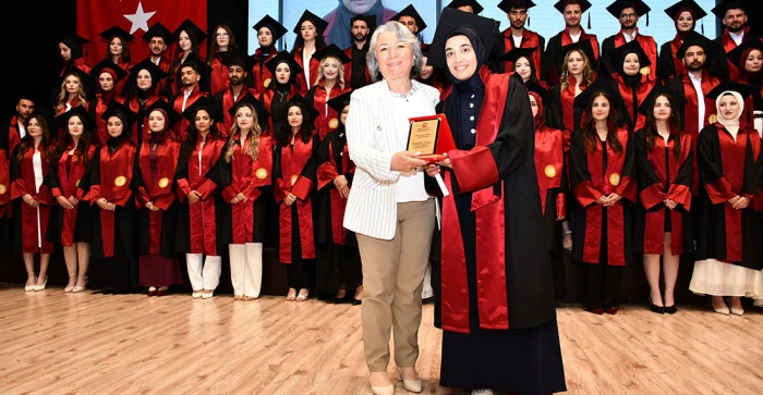 AKŞEHİR KADİR YALLAG&Ouml;Z SAĞLIK Y&Uuml;KSEKOKULU&rsquo;NDA MEZUNİYET SEVİNCİ