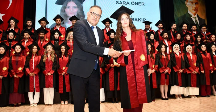 AKŞEHİR KADİR YALLAG&Ouml;Z SAĞLIK Y&Uuml;KSEKOKULU&rsquo;NDA MEZUNİYET SEVİNCİ