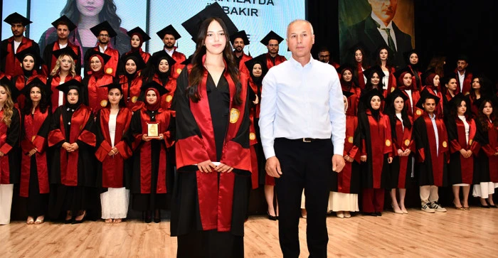 AKŞEHİR KADİR YALLAG&Ouml;Z SAĞLIK Y&Uuml;KSEKOKULU&rsquo;NDA MEZUNİYET SEVİNCİ