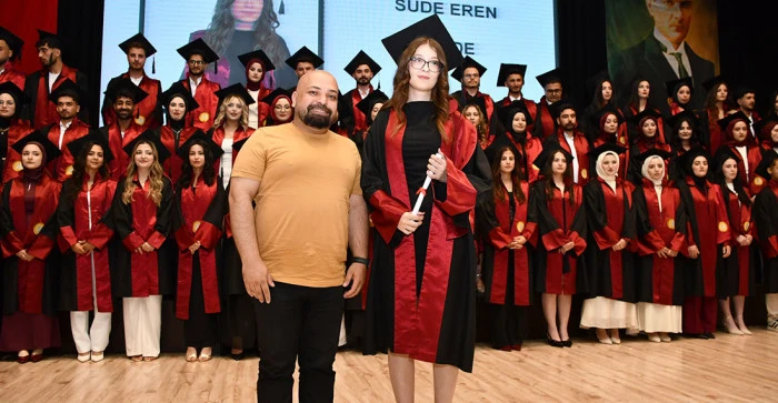 AKŞEHİR KADİR YALLAG&Ouml;Z SAĞLIK Y&Uuml;KSEKOKULU&rsquo;NDA MEZUNİYET SEVİNCİ