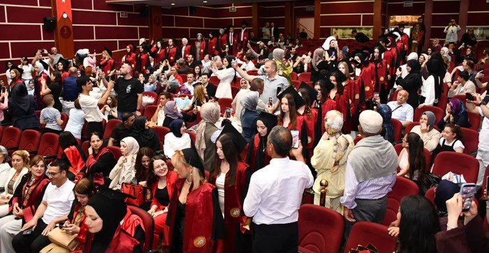 AKŞEHİR KADİR YALLAG&Ouml;Z SAĞLIK Y&Uuml;KSEKOKULU&rsquo;NDA MEZUNİYET SEVİNCİ