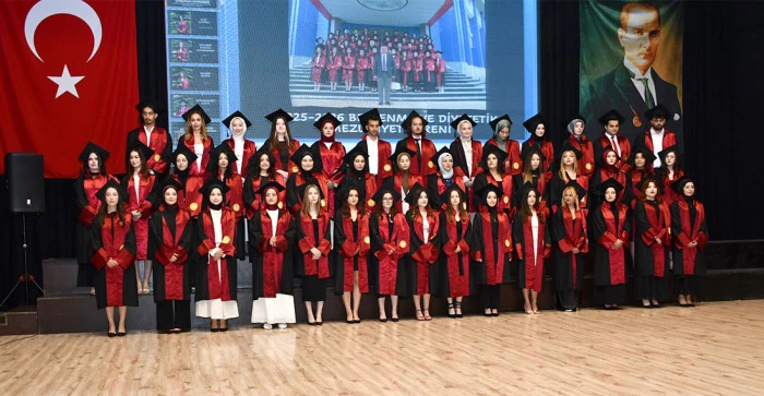 AKŞEHİR KADİR YALLAG&Ouml;Z SAĞLIK Y&Uuml;KSEKOKULU&rsquo;NDA MEZUNİYET SEVİNCİ