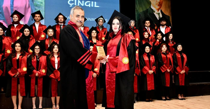 AKŞEHİR KADİR YALLAG&Ouml;Z SAĞLIK Y&Uuml;KSEKOKULU&rsquo;NDA MEZUNİYET SEVİNCİ