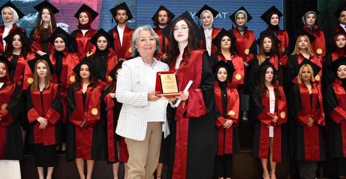 AKŞEHİR KADİR YALLAG&Ouml;Z SAĞLIK Y&Uuml;KSEKOKULU&rsquo;NDA MEZUNİYET SEVİNCİ