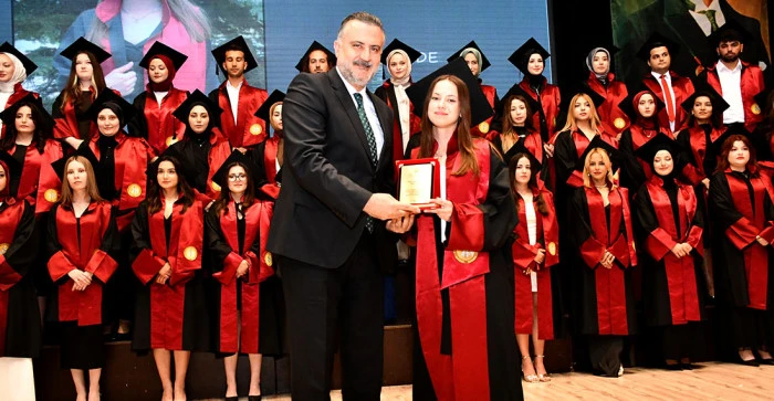 AKŞEHİR KADİR YALLAG&Ouml;Z SAĞLIK Y&Uuml;KSEKOKULU&rsquo;NDA MEZUNİYET SEVİNCİ