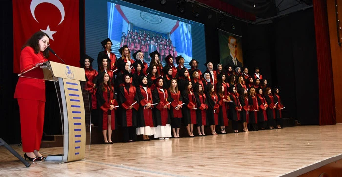 AKŞEHİR KADİR YALLAG&Ouml;Z SAĞLIK Y&Uuml;KSEKOKULU&rsquo;NDA MEZUNİYET SEVİNCİ