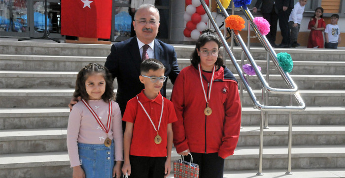 Bu Yıl 23 Nisan Kutlamalarının Adresi Akşehir İlkokulu Oldu
