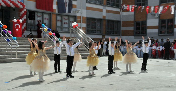 Bu Yıl 23 Nisan Kutlamalarının Adresi Akşehir İlkokulu Oldu