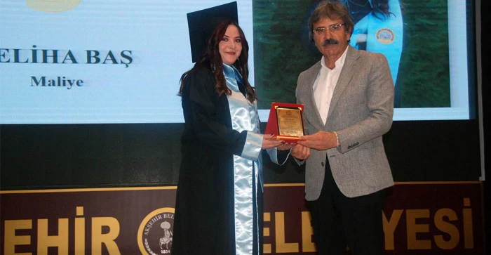 Akşehir MYO’da Mezuniyet Sevinci