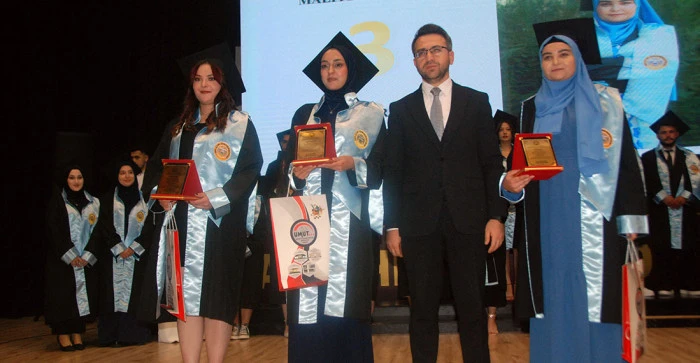 Akşehir MYO’da Mezuniyet Sevinci