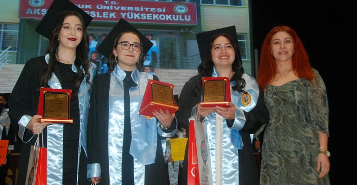 Akşehir MYO’da Mezuniyet Sevinci