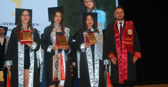 Akşehir MYO’da Mezuniyet Sevinci