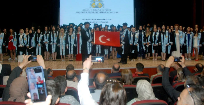 Akşehir MYO’da Mezuniyet Sevinci