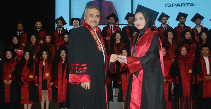 Akşehir Kadir Yallagöz Sağlık Yüksekokulu’nda Mezuniyet Sevinci
