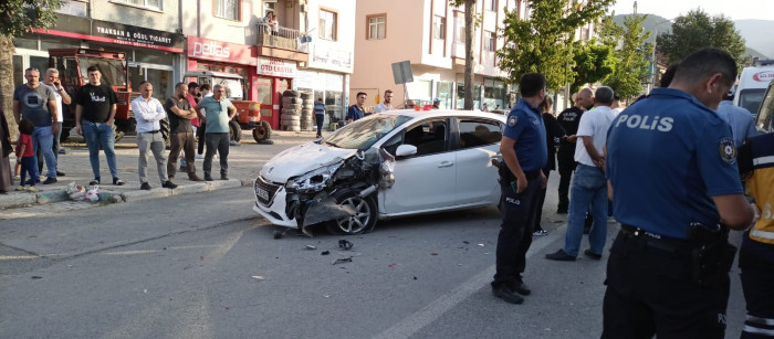 Yaşlı Kadına Çarpmamak İçin Kaza Yaptı