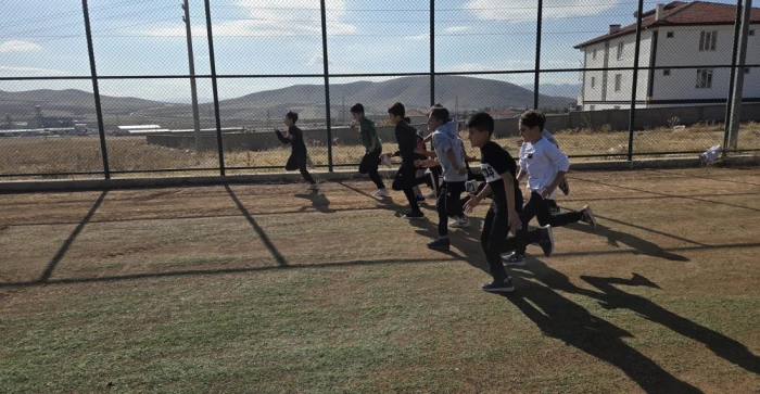 Yunak’ta Cumhuriyet Koşusu Heyecanı: Genç Sporcular Kıran Kırana Yarıştı