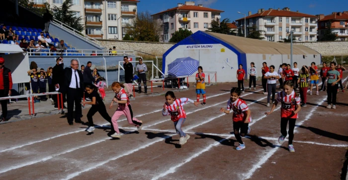 7. Zekai Baloğlu Atletizm Yarışması'nda Gençlerden Büyük Mücadele