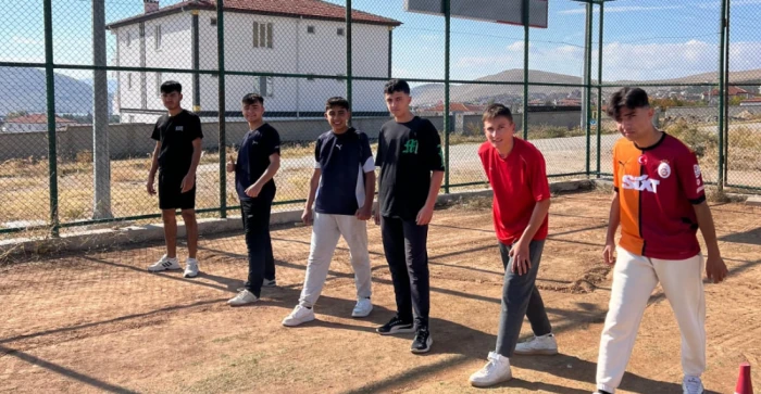 Yunak’ta Cumhuriyet Koşusu Heyecanı: Genç Sporcular Kıran Kırana Yarıştı