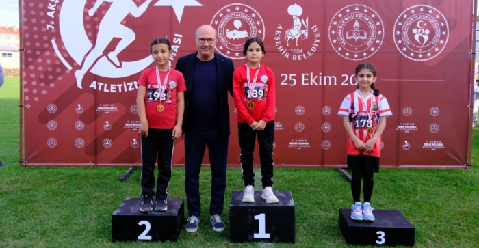 7. Zekai Baloğlu Atletizm Yarışması'nda Gençlerden Büyük Mücadele