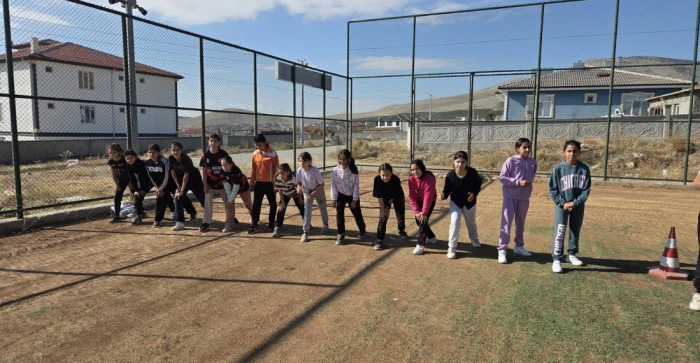 Yunak’ta Cumhuriyet Koşusu Heyecanı: Genç Sporcular Kıran Kırana Yarıştı