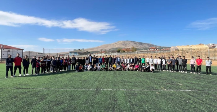 Yunak’ta Cumhuriyet Koşusu Heyecanı: Genç Sporcular Kıran Kırana Yarıştı