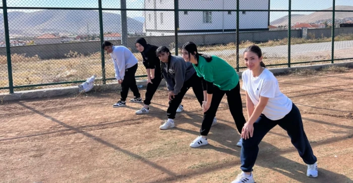 Yunak’ta Cumhuriyet Koşusu Heyecanı: Genç Sporcular Kıran Kırana Yarıştı