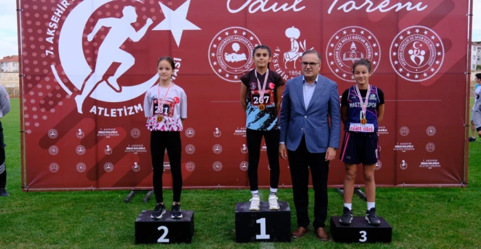 7. Zekai Baloğlu Atletizm Yarışması'nda Gençlerden Büyük Mücadele