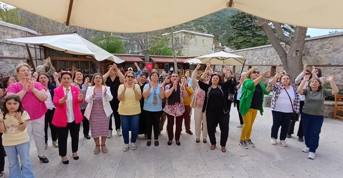 Akşehir CHP’nin Anneler Günü Programı Coşkulu Geçti