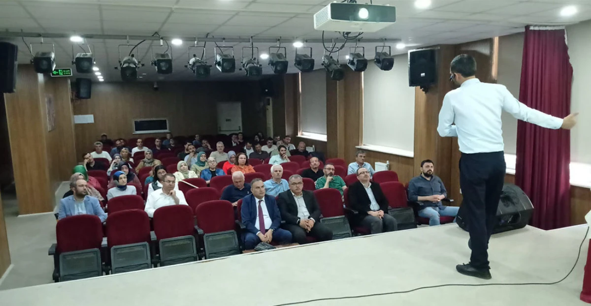 Akşehir Edebiyat Akademisi’nde Çocuk Edebiyatında Güncel Yaklaşımlar Konuşuldu