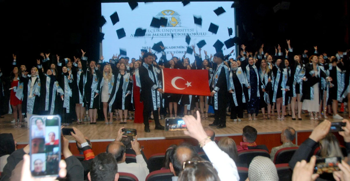Akşehir MYO’da Mezuniyet Sevinci