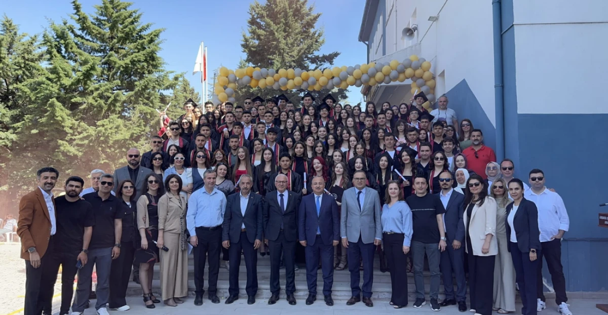 Akşehir Şehit Selçuk Özer Anadolu Lisesi’nde Coşkulu Mezuniyet Töreni