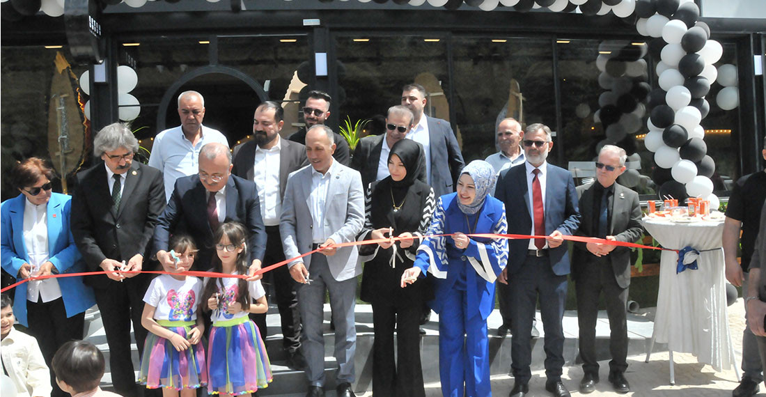 Akşehir'de Boston Drink & Dessert Cafe Hizmete Açıldı
