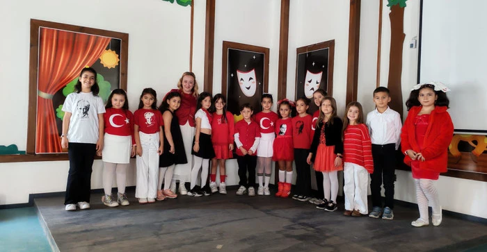 Akşehir Belediyesi Tiyatro Kulübü Öğrencilerinden Cumhuriyet’e Sanatla Selam!